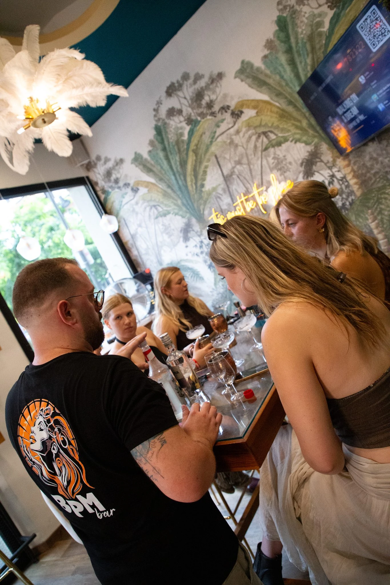 bartender-geeft-uitleg-aan-een-groep-tijdens-de-sangria-en-cocktailworkshop-in-barcelona - kopie