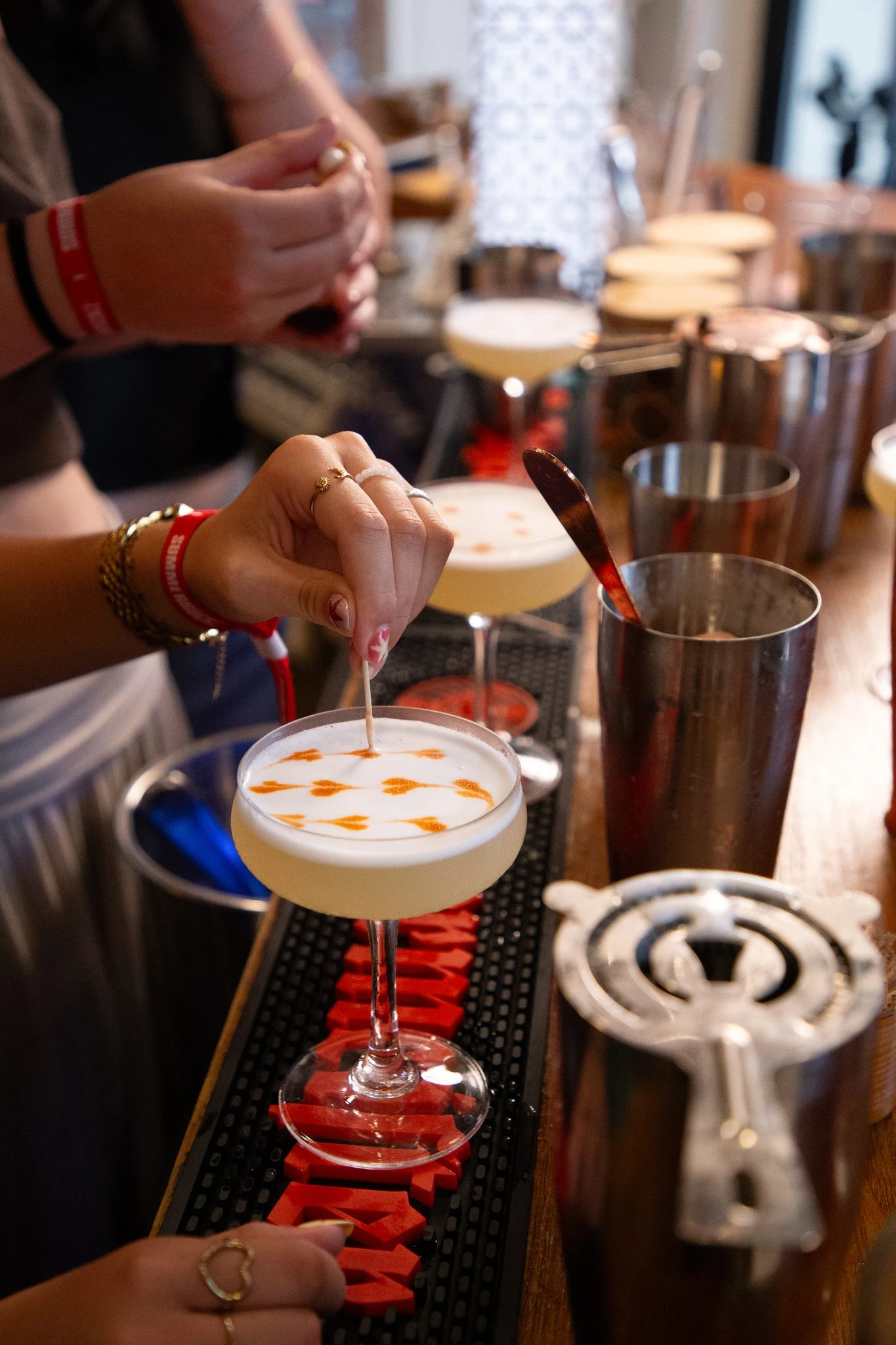 cocktail-wordt-afgewerkt-met-een-decoratie-tijdens-de-workshop-bij-bpm-bar-eixample - kopie
