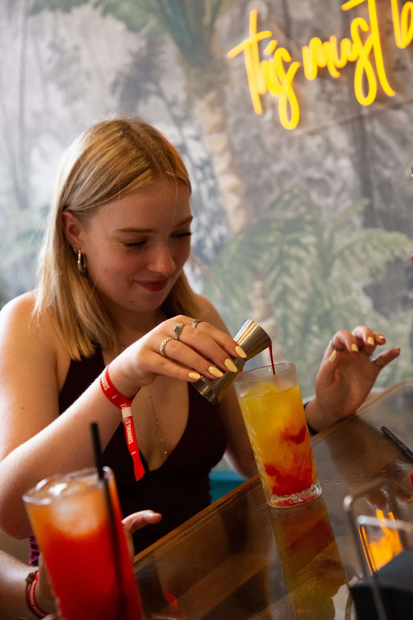 deelnemer-schenkt-siroop-in-een-cocktail-tijdens-de-sangria-en-cocktailworkshop-in-barcelona - kopie