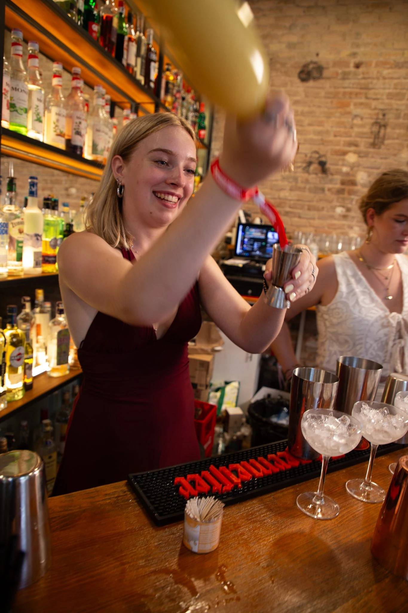 deelnemer-schudt-een-cocktail-achter-de-bar-bij-bpm-bar-eixample-in-barcelona - kopie