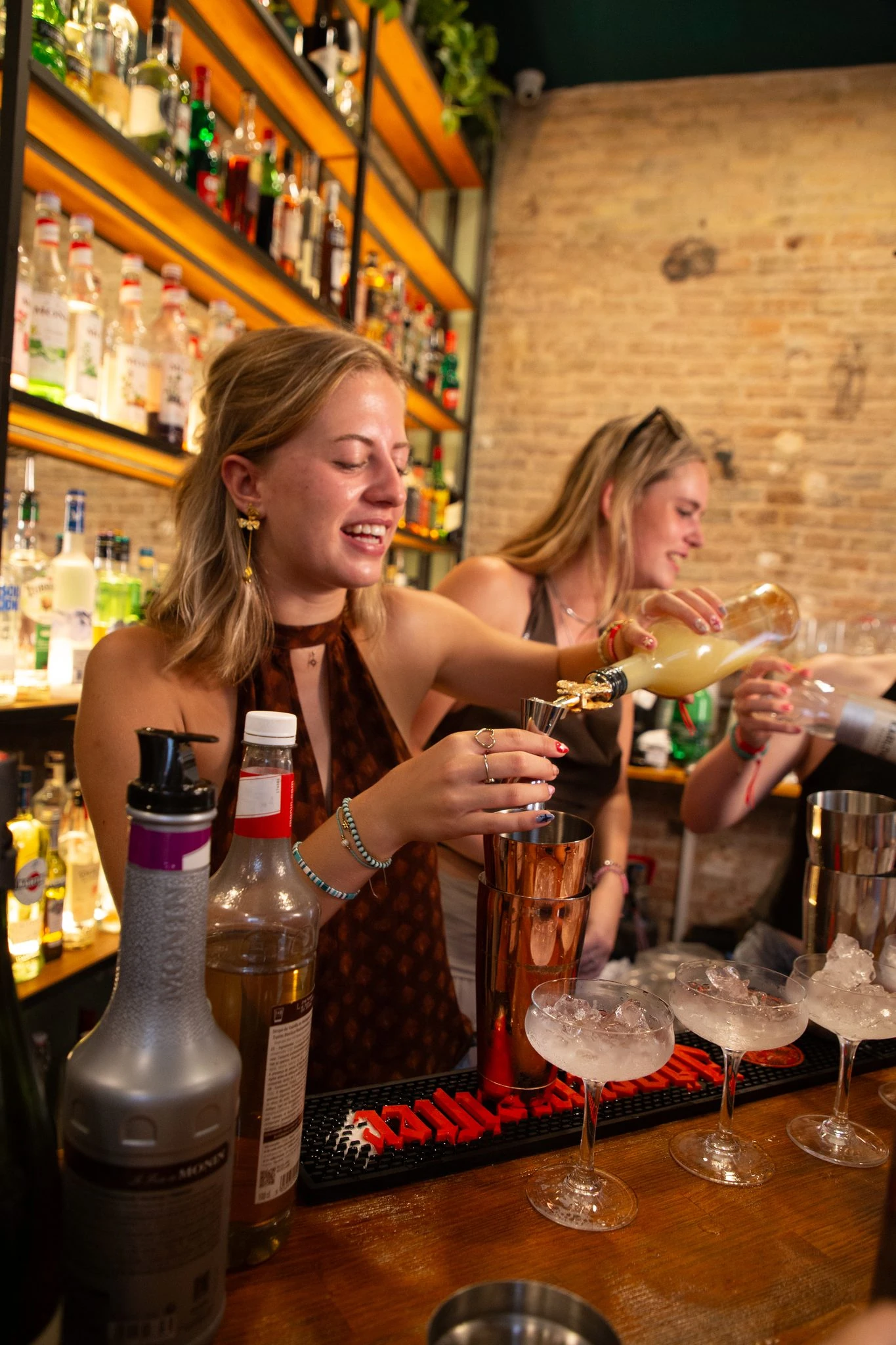 deelnemers-schenken-ingredienten-in-de-shaker-tijdens-de-cocktailworkshop-in-barcelona - kopie