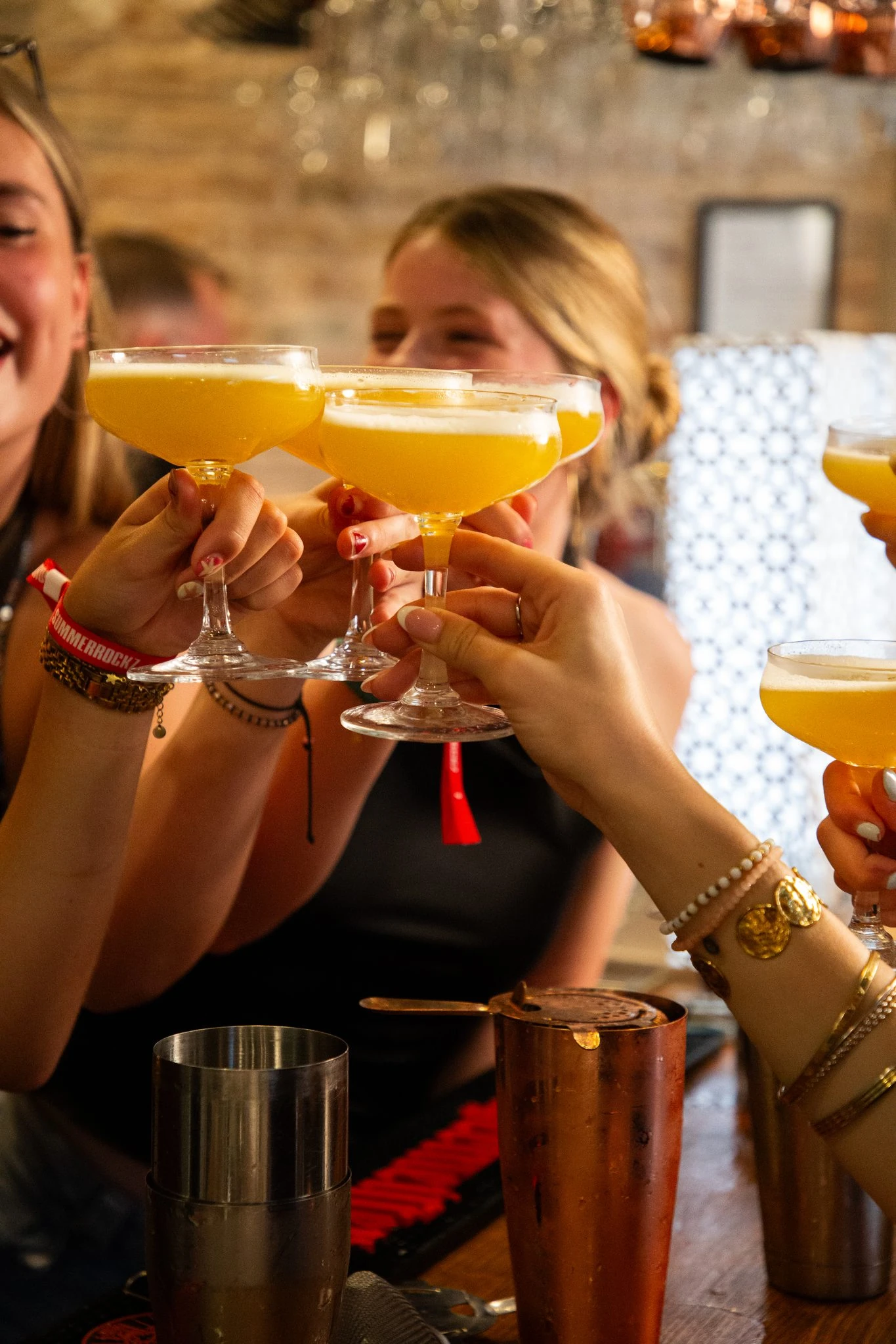 groep-heft-de-glazen-voor-een-toast-tijdens-de-sangria-en-cocktailworkshop-in-barcelona - kopie