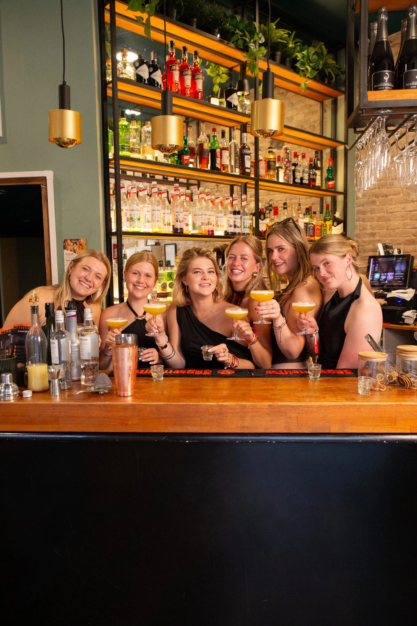 groep-poseert-met-cocktails-achter-de-bar-bij-bpm-bar-eixample-in-barcelona - kopie