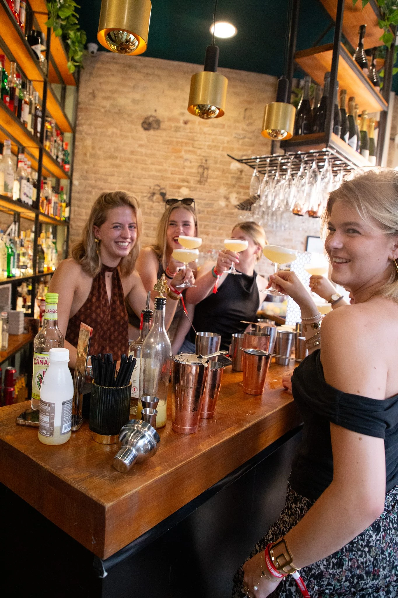 groep-proost-met-zelfgemaakte-cocktails-tijdens-de-cocktailworkshop-bij-bpm-bar-eixample - kopie