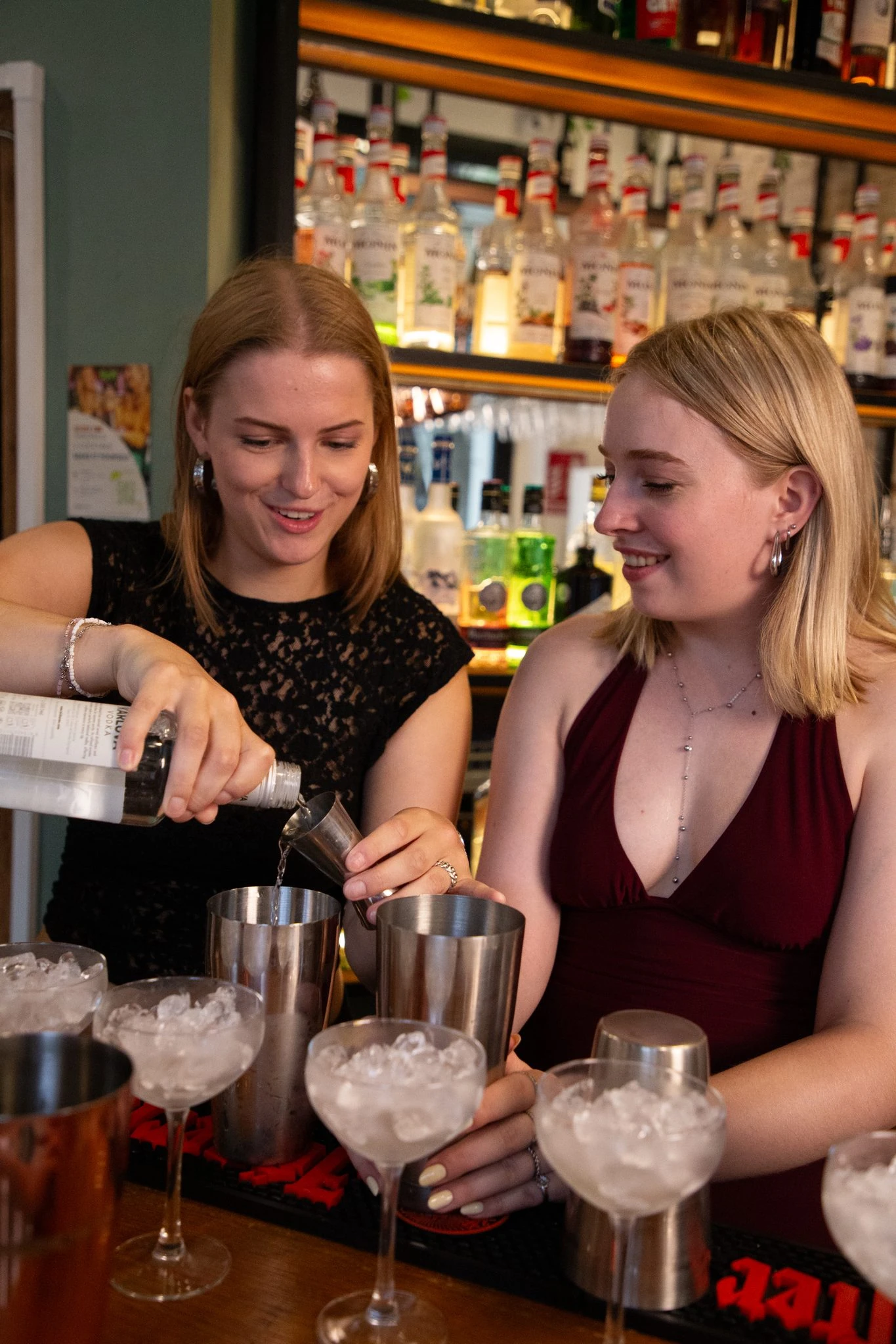 twee-deelnemers-meten-drank-af-tijdens-de-cocktailworkshop-bij-bpm-bar-eixample - kopie