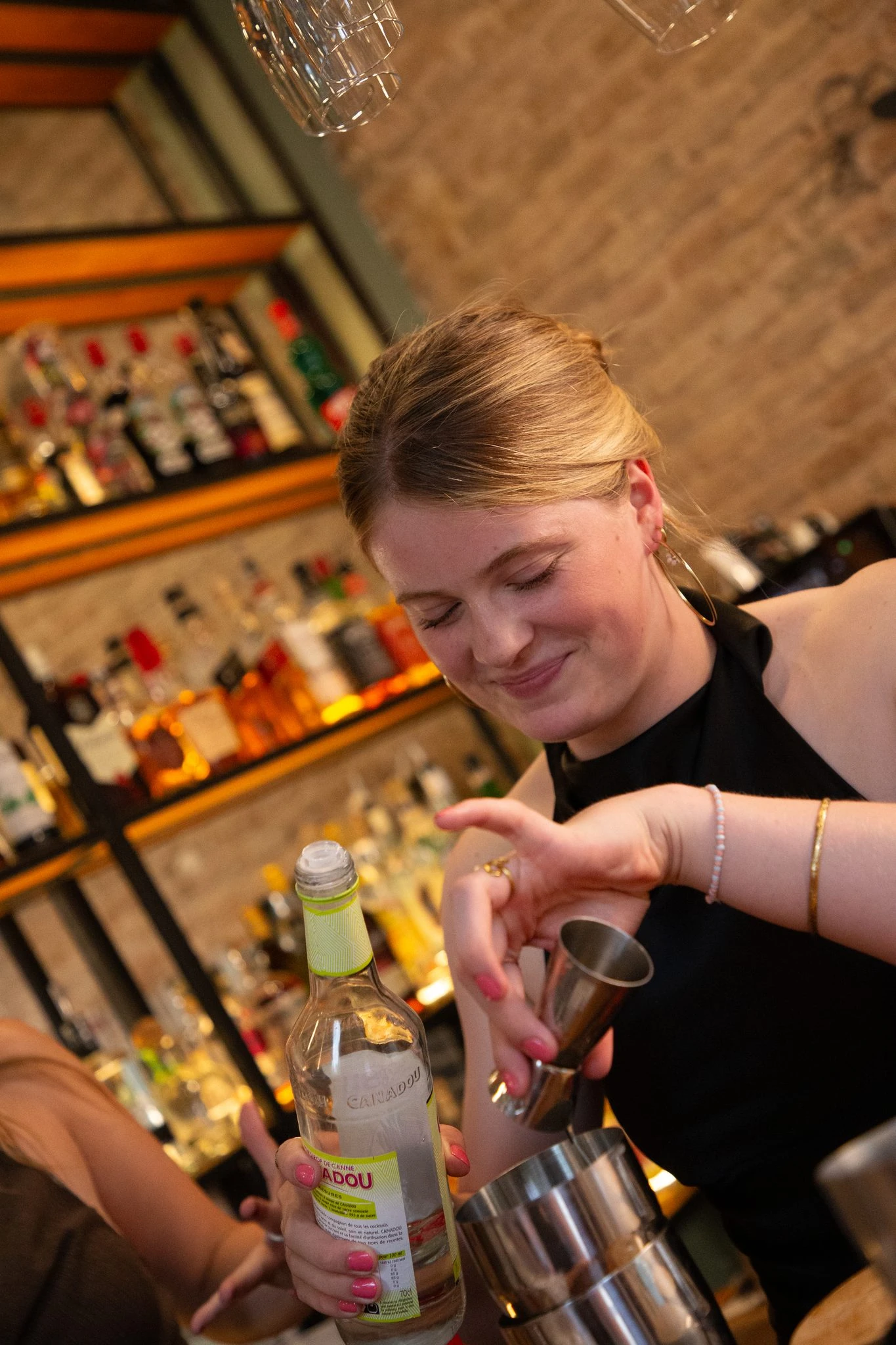 vrouw-maakt-een-cocktail-tijdens-de-cocktailworkshop-bij-bpm-bar-eixample-in-barcelona - kopie