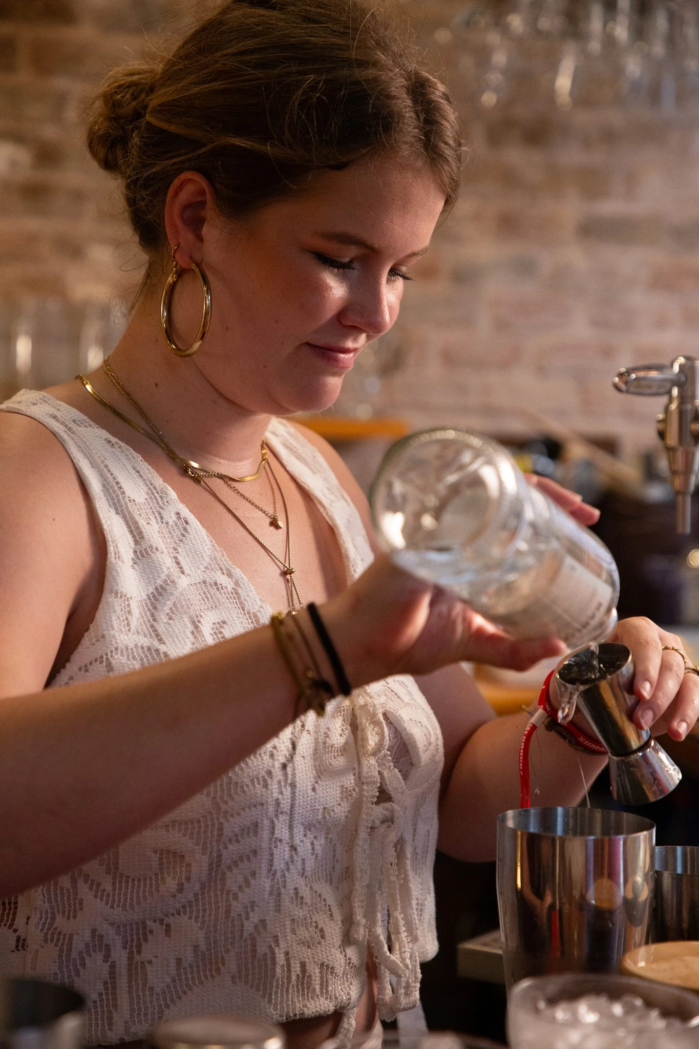 vrouw-schenkt-drank-in-een-maatje-tijdens-de-hands-on-cocktailworkshop-in-barcelona - kopie